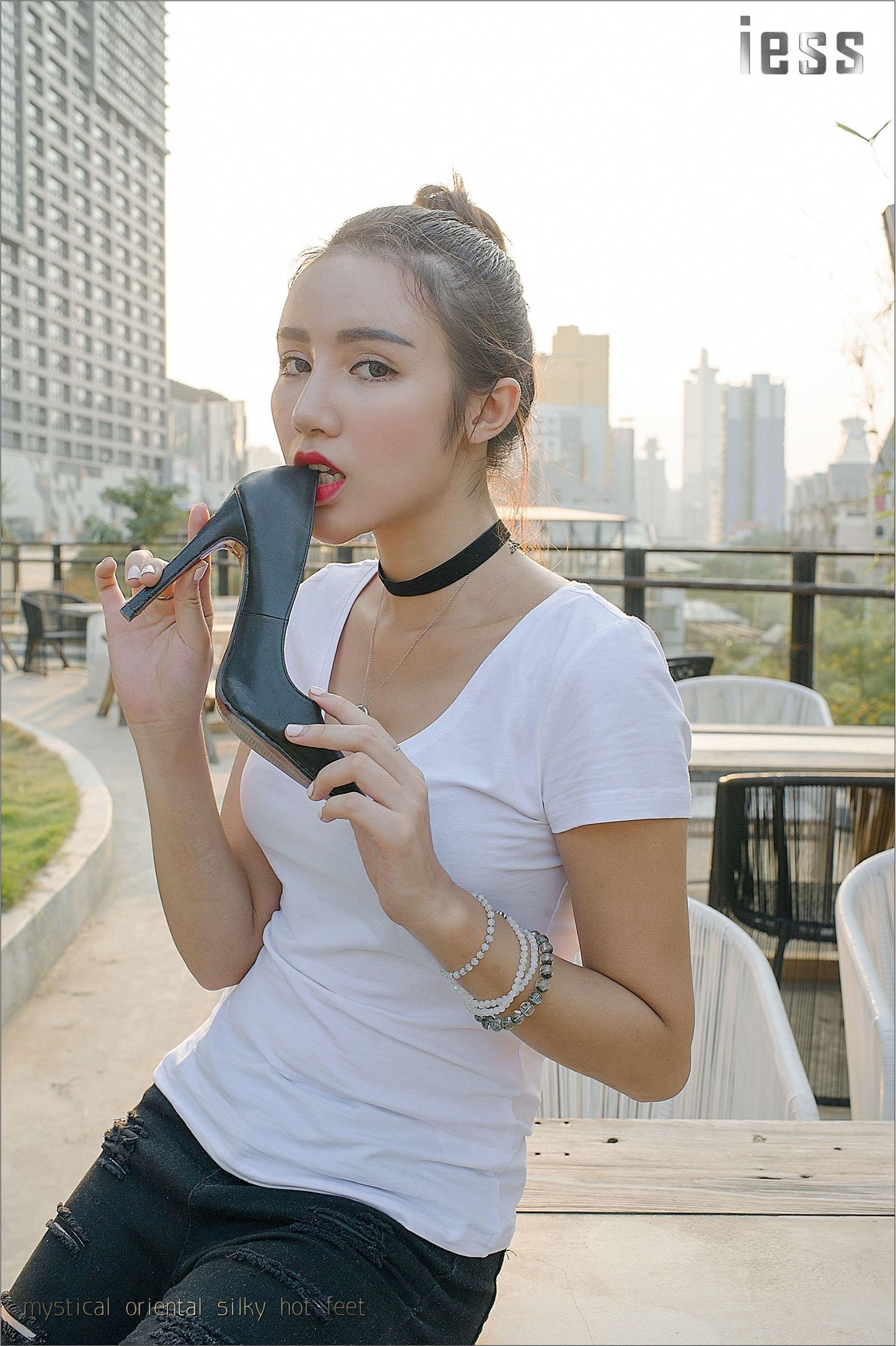 [IESS]异思趣向 女主播SASA 超薄肉丝